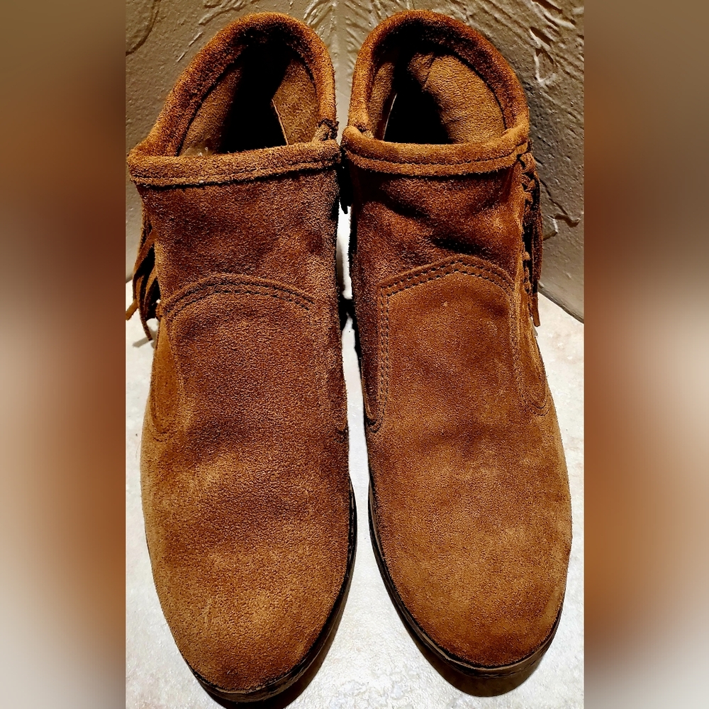 Women's Size 8 Minnetonka 1523 Brown Suede Fringed Side Zip Heeled Ankle Boots - Picture 6 of 11